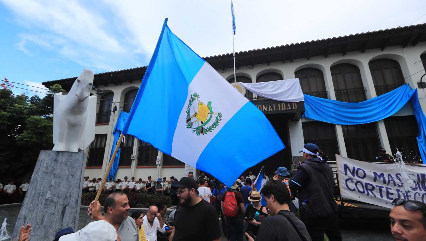 La crisis política que se vive en Guatemala ha generado protestas frente a la CC. (Foto Prensa Libre: Elmer Vargas)
