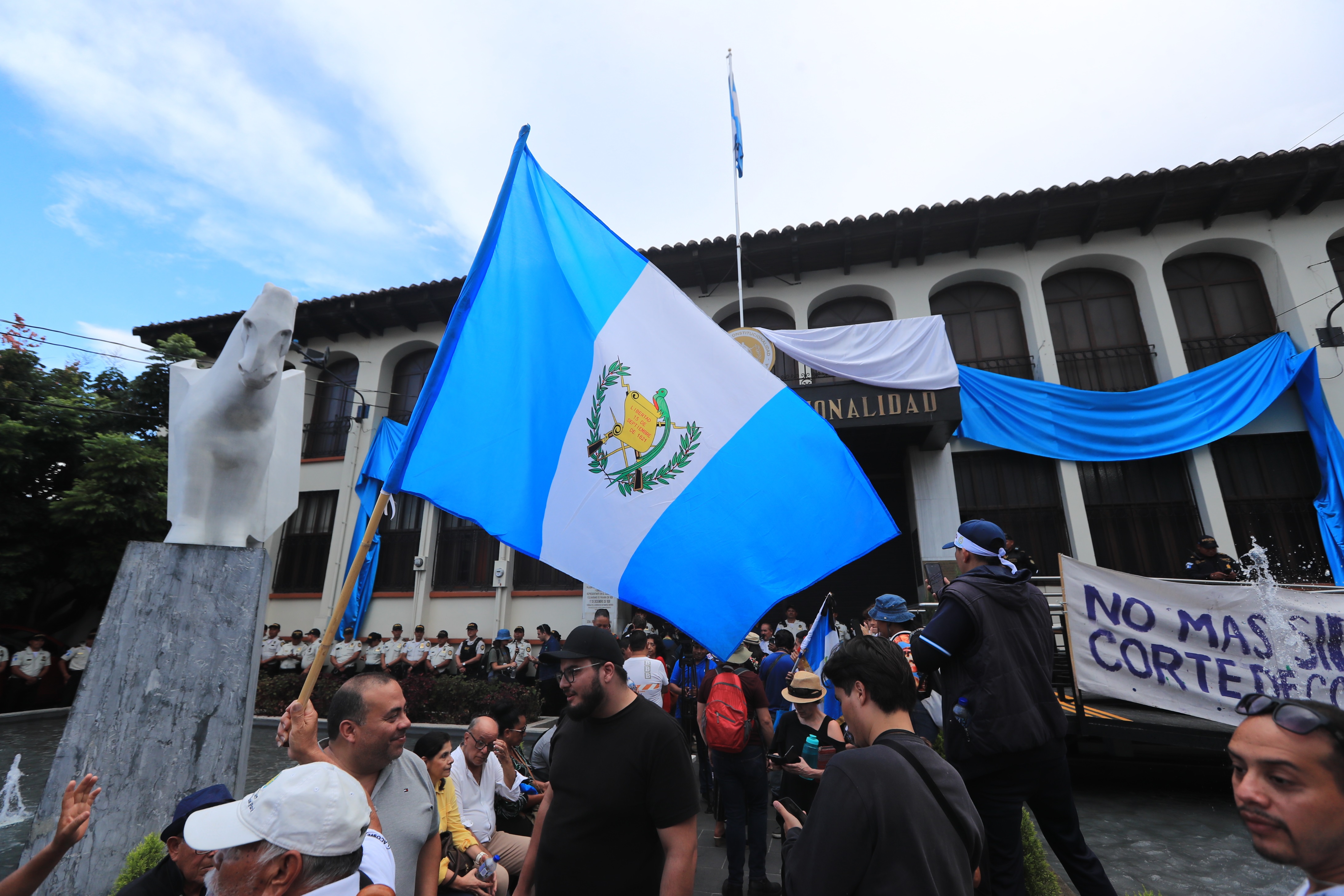 La crisis política que se vive en Guatemala ha generado protestas frente a la CC. (Foto Prensa Libre: Elmer Vargas)