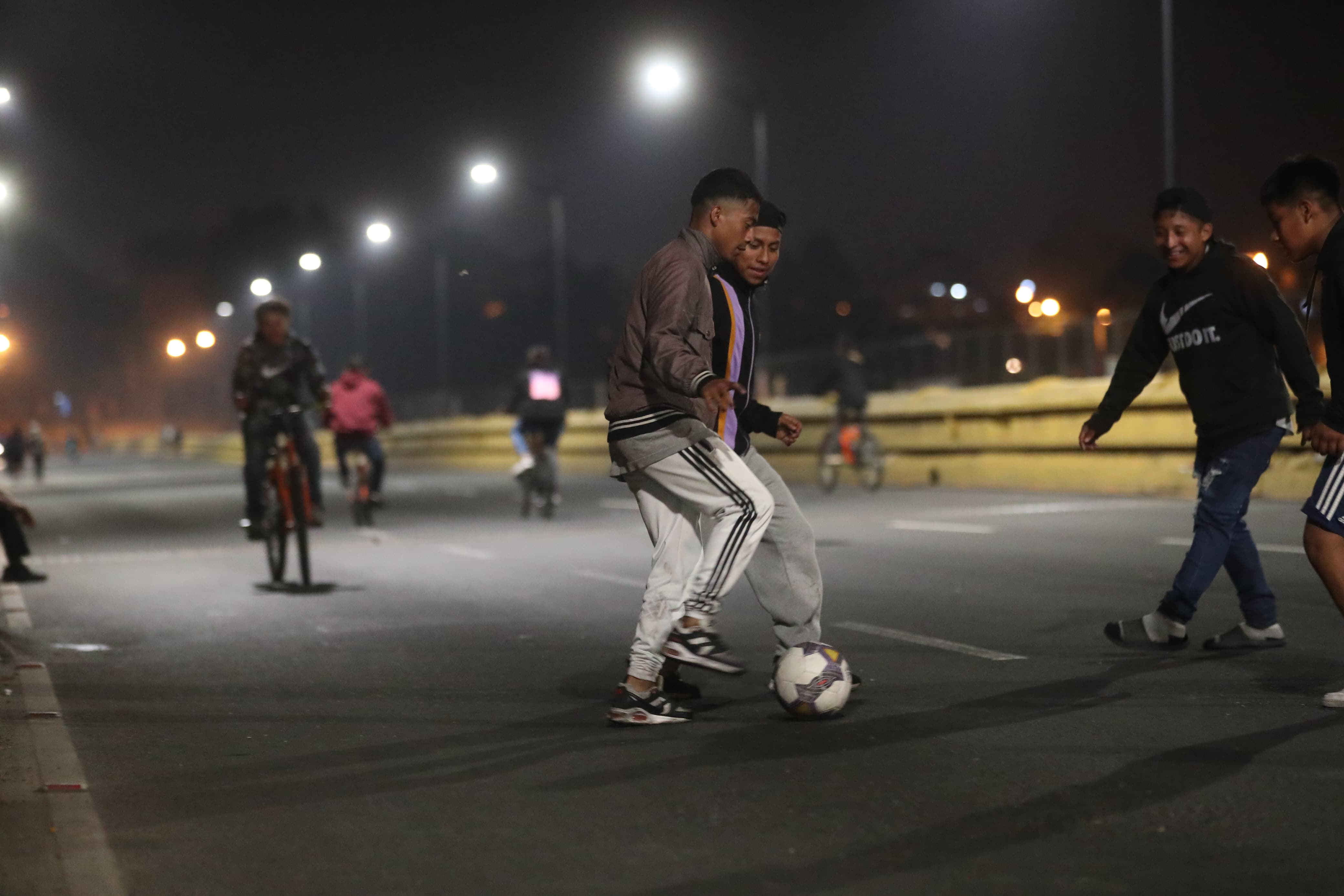 Jóvenes disputan una "chamusca", partido de futbol, sobre el puente El Incienso en la Ciudad de Guatemala. (Foto Prensa Libre: Erick Ávila).