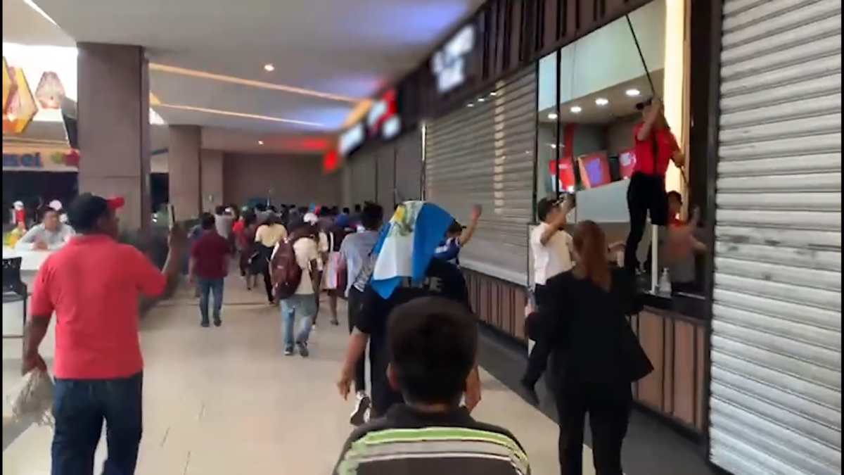 Supuestos manifestantes  obligan a cerrar negocios en un centro comercial de Chimaltenango. (Foto: Redes)