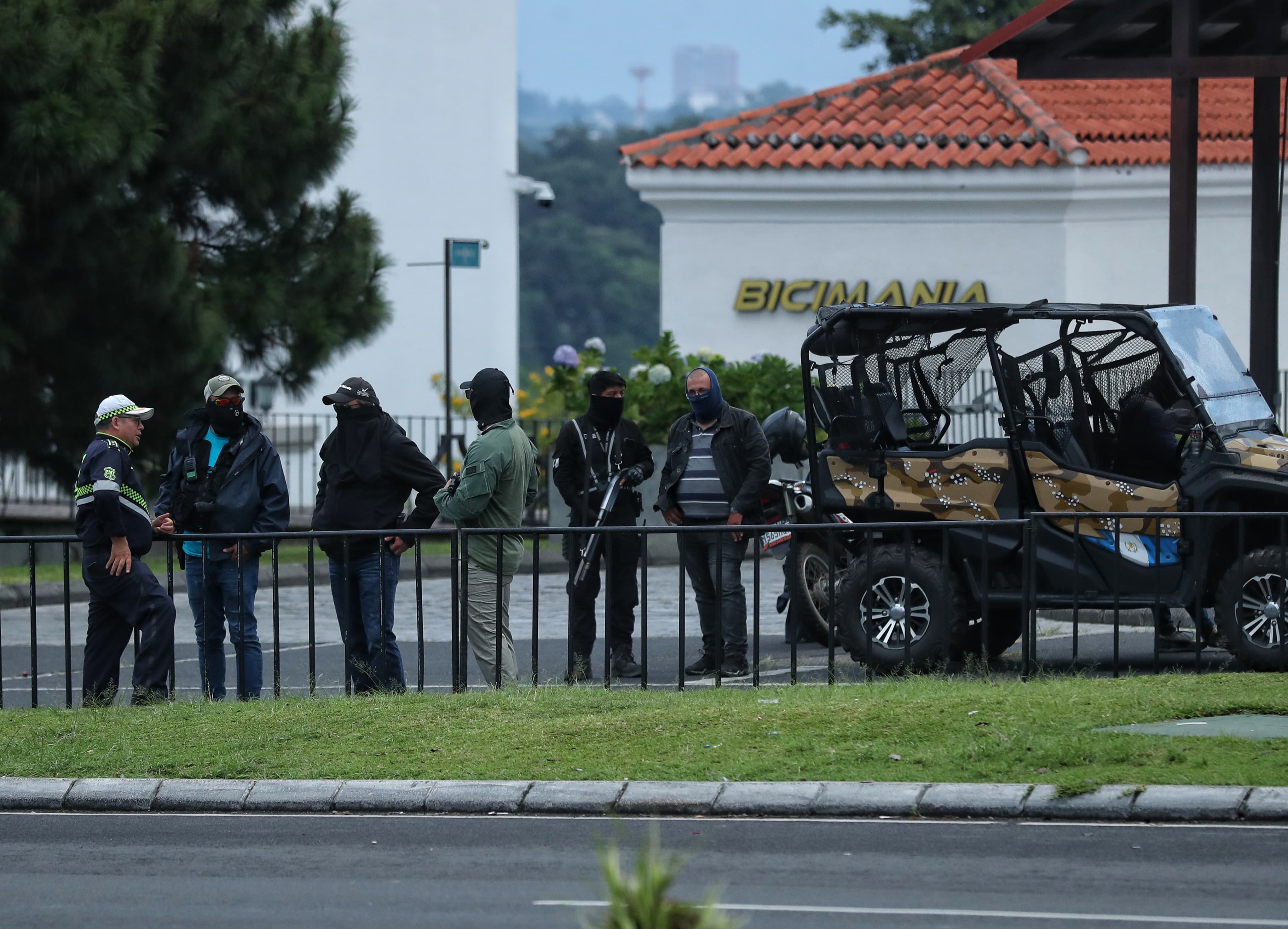 Unos seis hombres armados y gorros pasamontañas amenazaron a manifestantes que estaban en la zona 16 de la Ciudad de Guatemala. Se resguardan en centro comercial Cayalá. (Foto Prensa Libre: Hemeroteca PL).