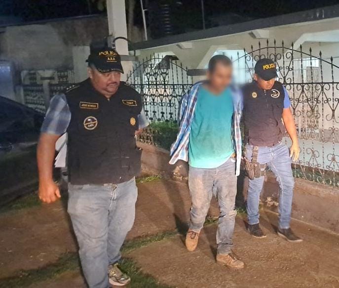 Elías González López, de 32 años, fue capturado por investigadores de PNC el 21 de octubre de 2023 en la aldea Bonanza, Las Cruces, Petén, acusado de haber masacrado a una familia el 17 de octubre de 2014. (Foto Prensa Libre: PNC). 
