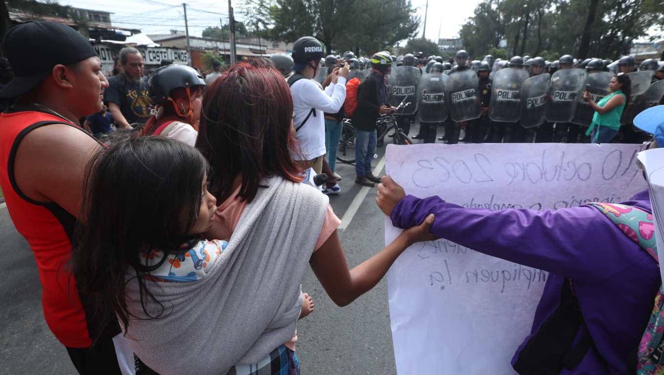 Los manifestantes, algunos con niños, se reagruparon para tomar la ruta en el Anillo Periférico. (Foto Prensa Libre: Esbin García)