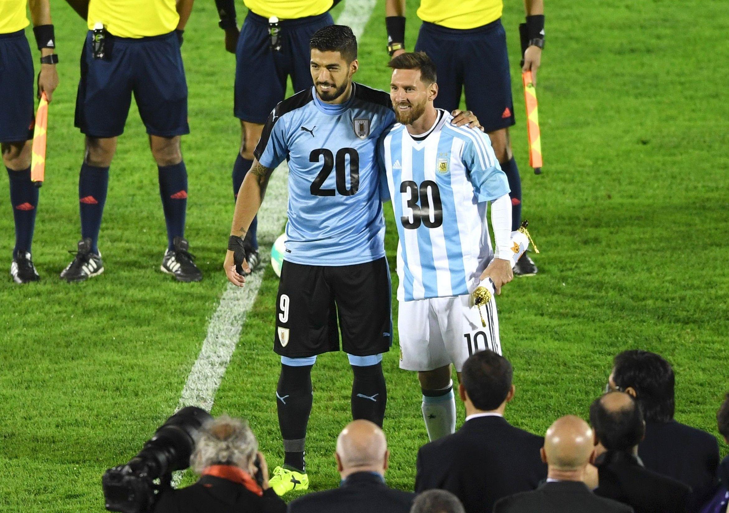 Suárez y Messi apoyaron el sueño de recibir el Mundial 2030 en sus países. (AFP)