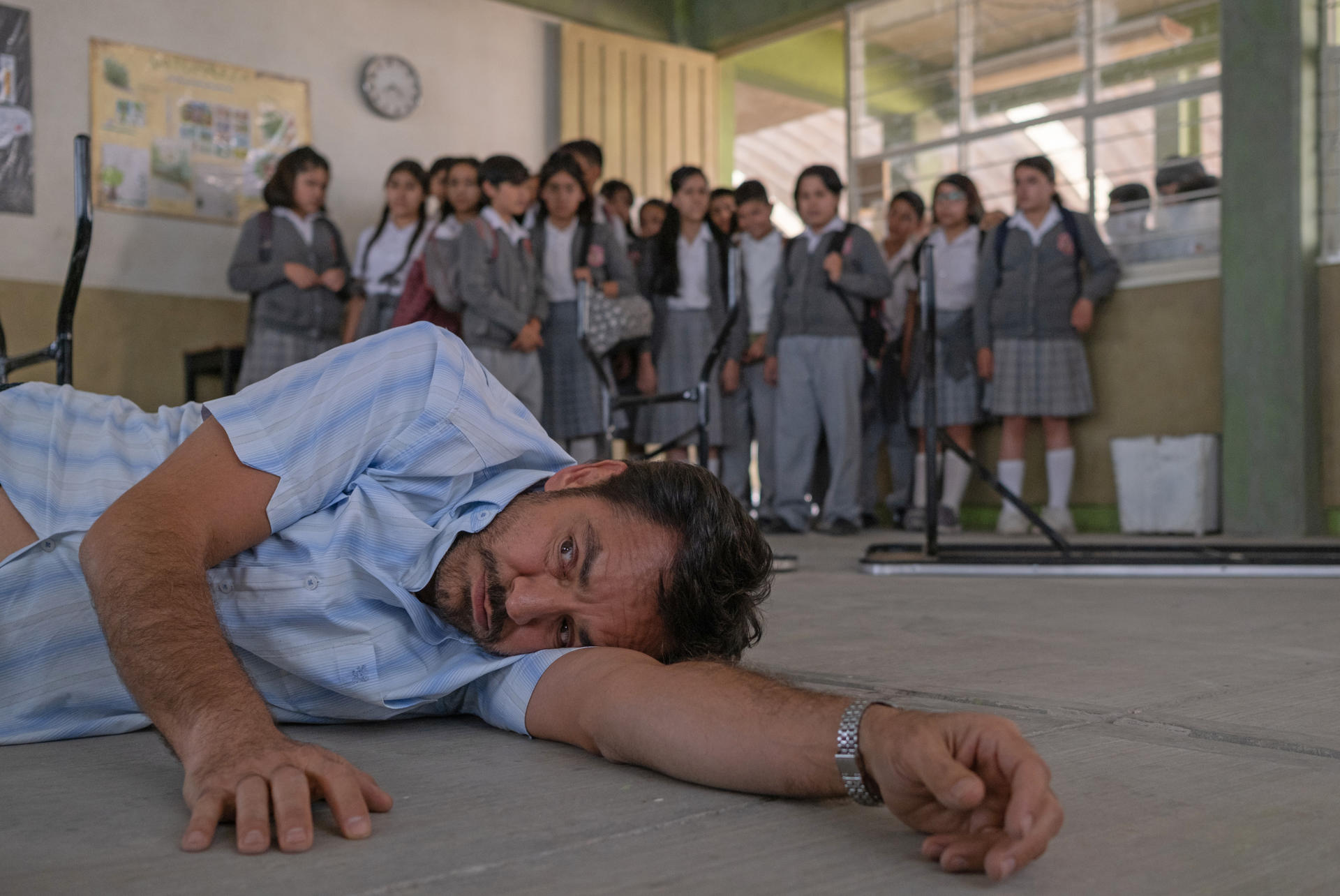 El actor mexicano Eugenio Derbez enseña y aprende en la película "Radical"