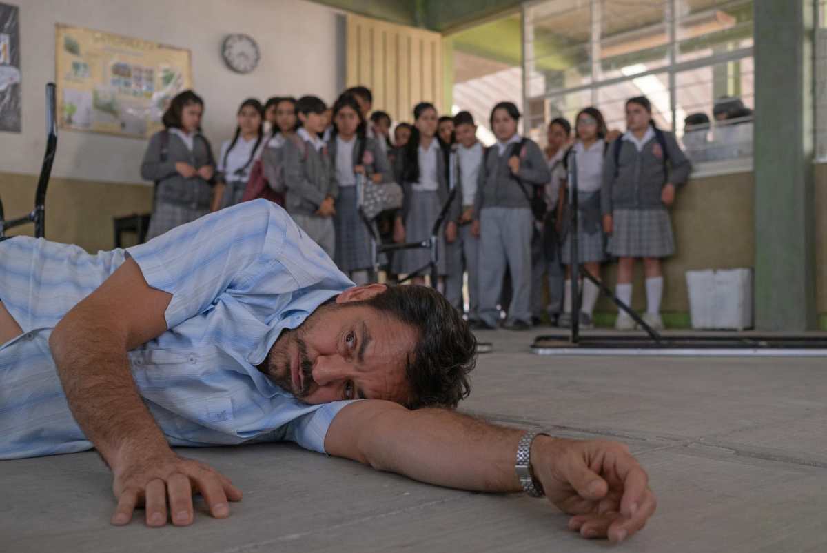 El actor mexicano Eugenio Derbez enseña y aprende en la película "Radical"