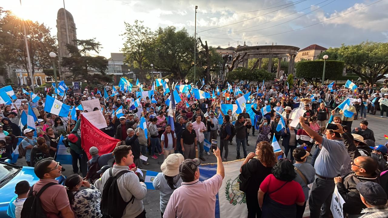 En Quetzaltenango representantes de varios sectores exigen la renuncia de Consuelo Porras, fiscal general. (Foto Prensa Libre: Mynor Toc)