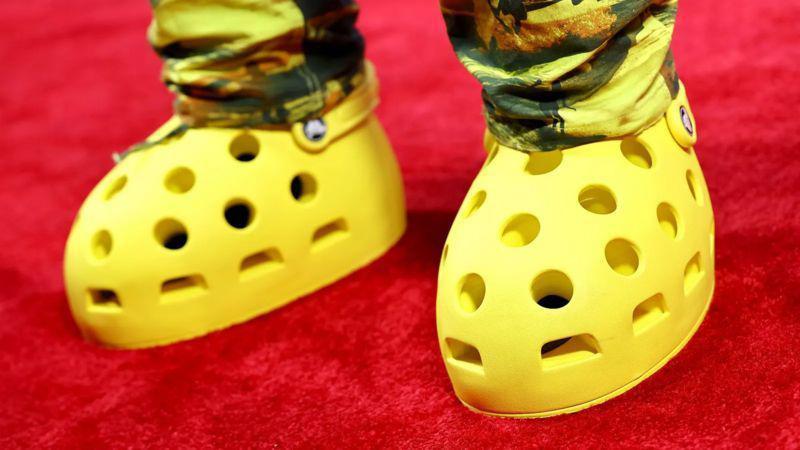 Crocs y MSCHF lanzaron unas botas amarillas gigantes. (GETTY IMAGES)
