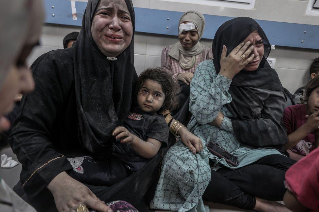 Los heridos del hospital Al-Ahli fueron llevados a otra clínica cercana en Gaza.

Getty Images