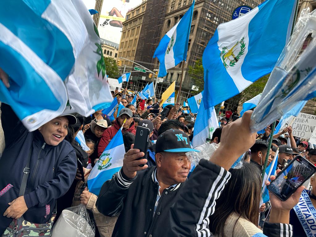 Un nutrido grupo de guatemaltecos se reunió el domingo 8 de octubre frente al consulado general de Guatemala en Nueva York. (Foto: Cortesía Silvia Rodríguez)
