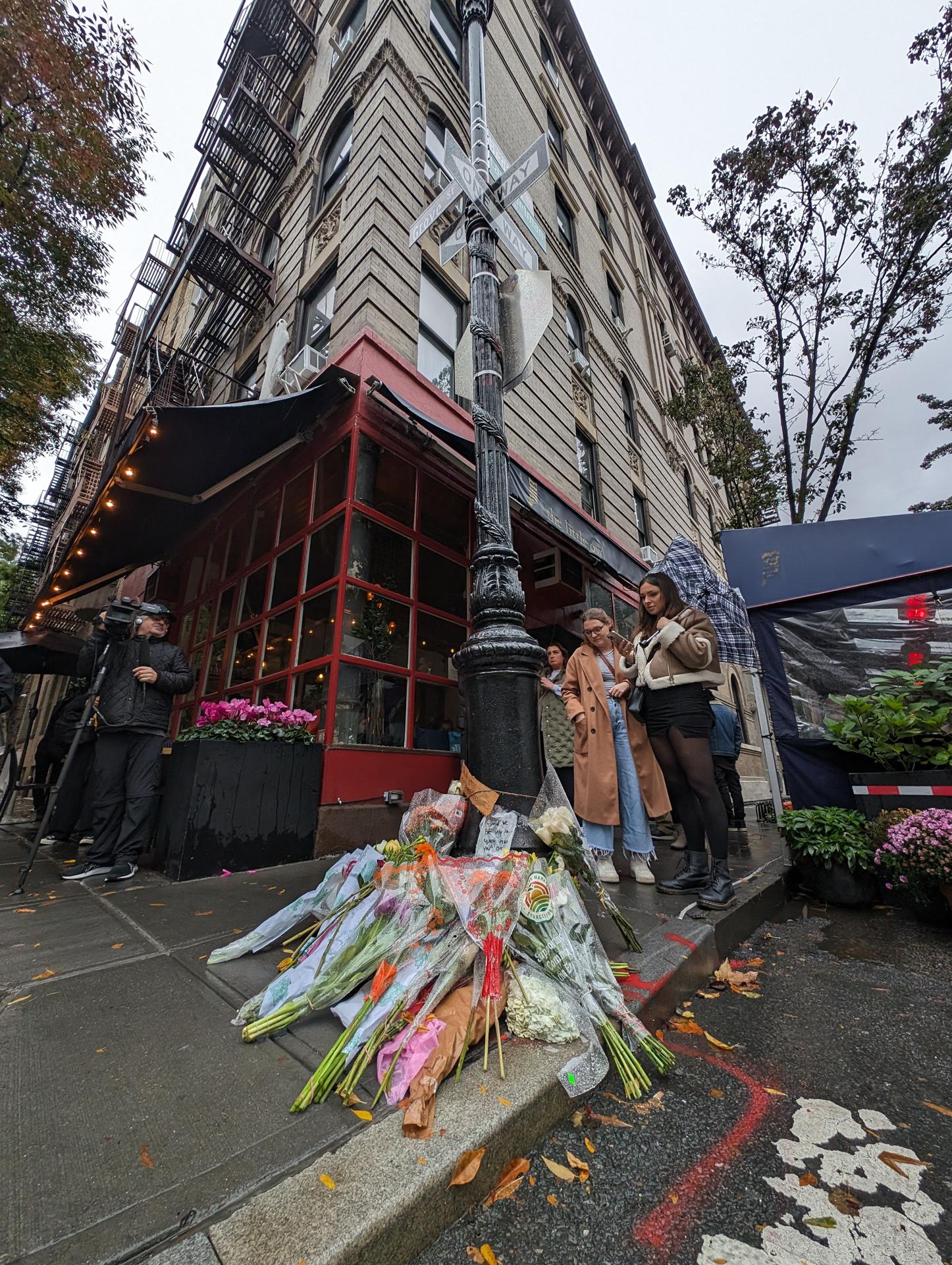 Admiradores dejan flores a los pies de la fachada de "Friends" para despedirse de Matthew Perry