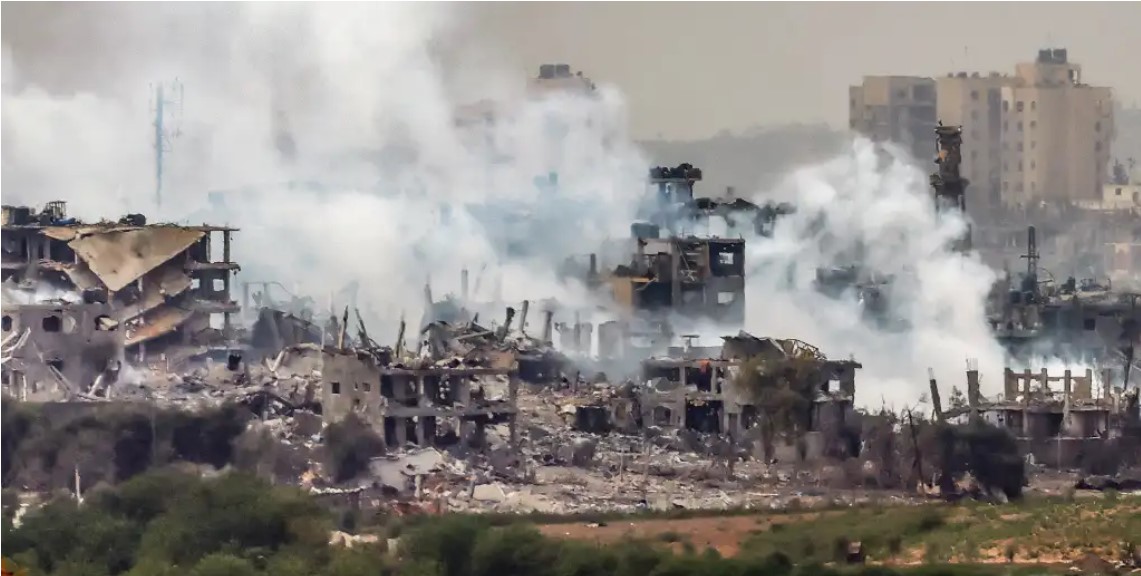 Los bombardeos se intensifican en la Franja de Gaza. (Foto Prensa Libre: EFE)