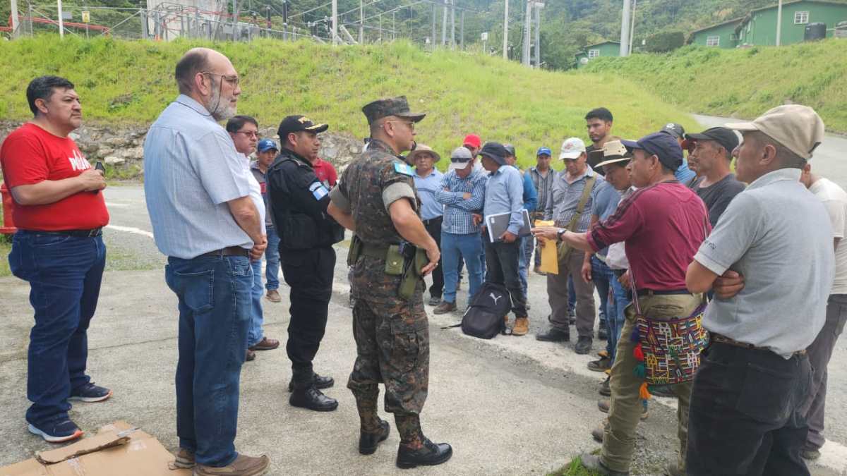 Autoridades guatemaltecas visitaron este 12 de octubre la hidroeléctrica Xacbal en Quiché, para iniciar diálogo y negociaciones entre las partes y proteger esa infraestructura crítica. (Foto Prensa Libre: Ministerio de la Defensa).