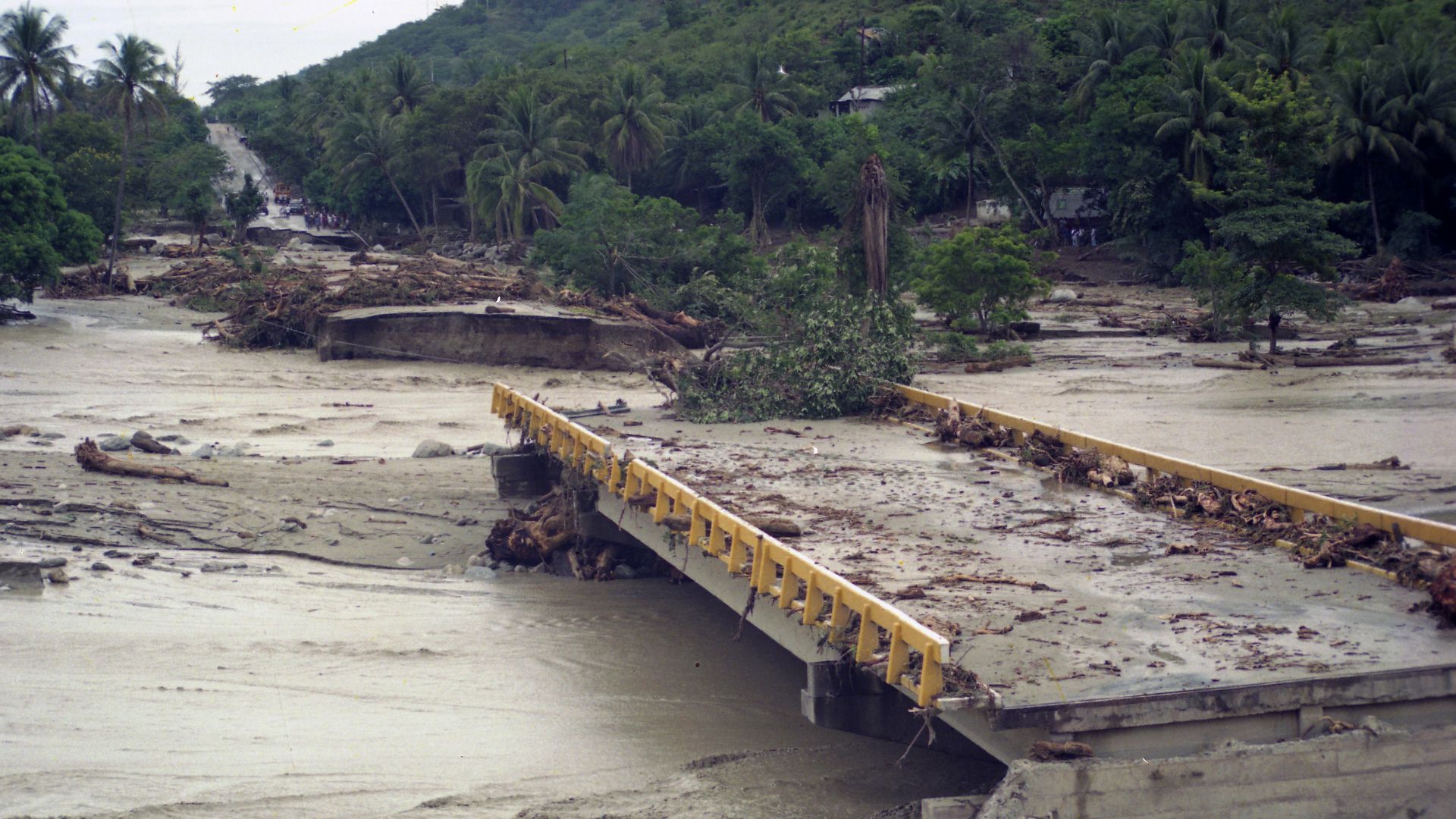 huracan mitch azota a guatemala y centroamerica en 1998 (1)