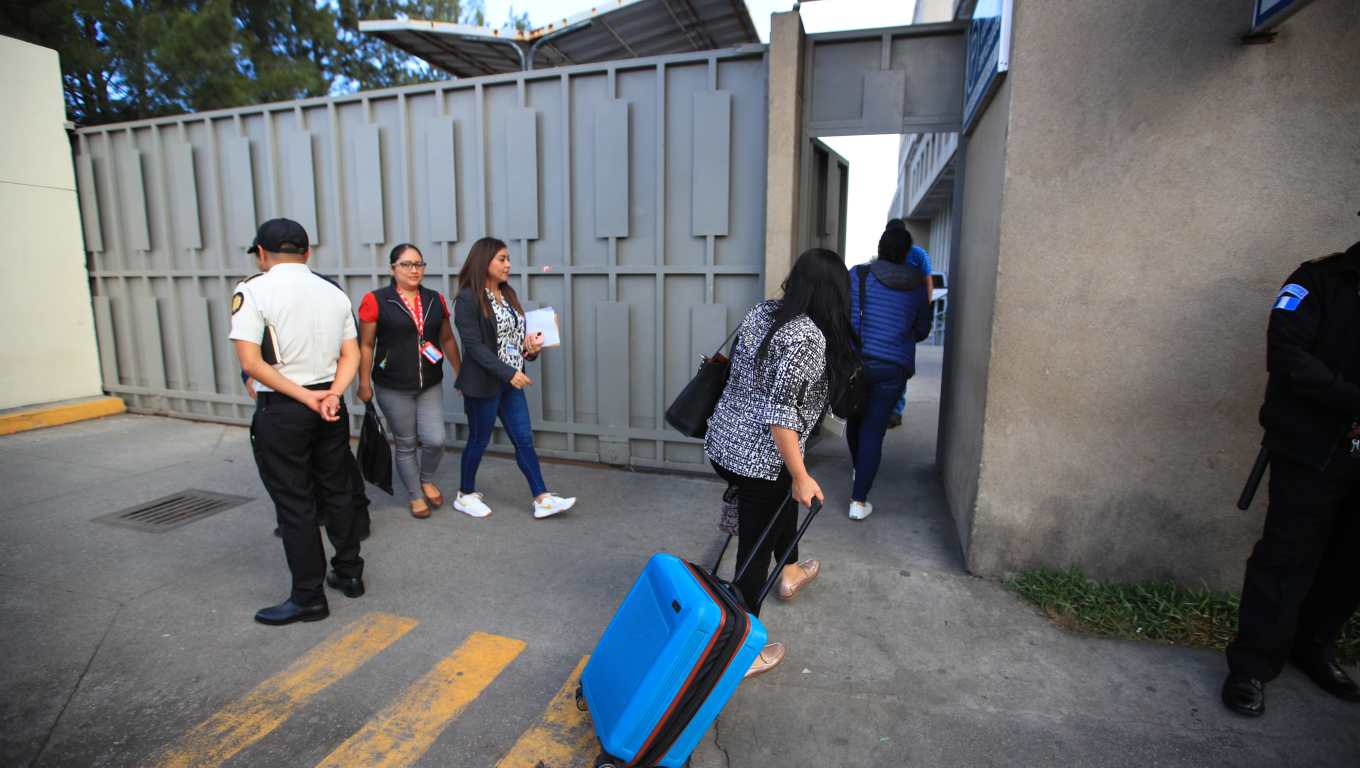 Personal del MP ingresó y sacó maletas, cajas y bolsas del edificio de Gerona. (Foto Prensa Libre: Carlos Hernández)