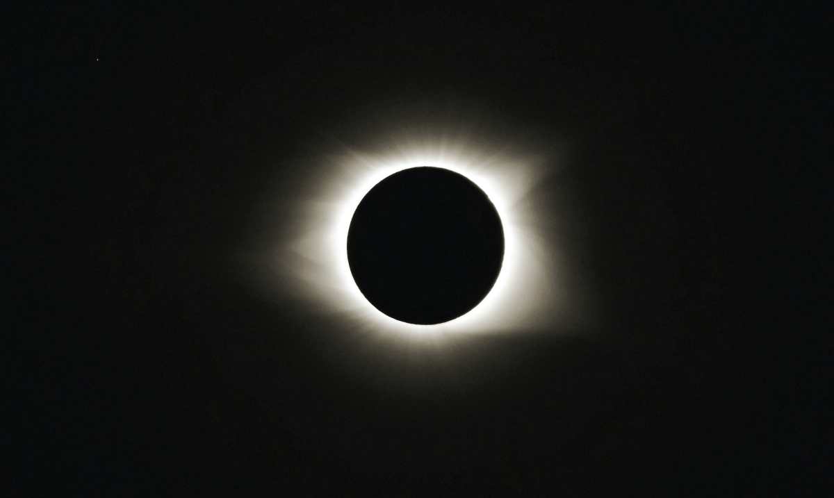 Anualmente pueden observarse cerca de dos eclipses solares. (Foto Prensa Libre: Jan 
Haerer para Unsplash)