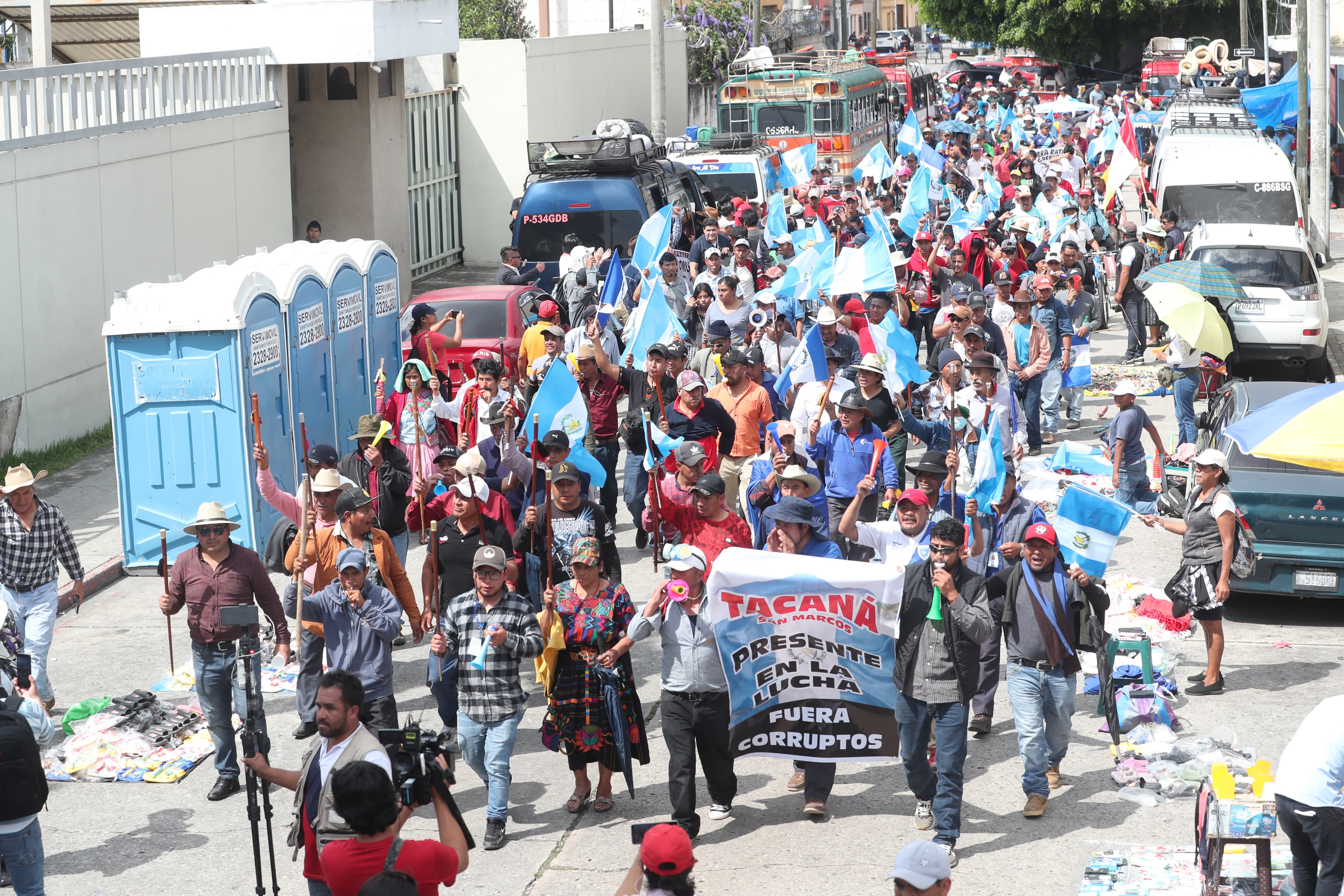 Líderes indígenas y autoridades ancestrales llegan a la manifestación frente al MP en la capital guatemalteca. (Foto Prensa Libre: Erick Ávila)