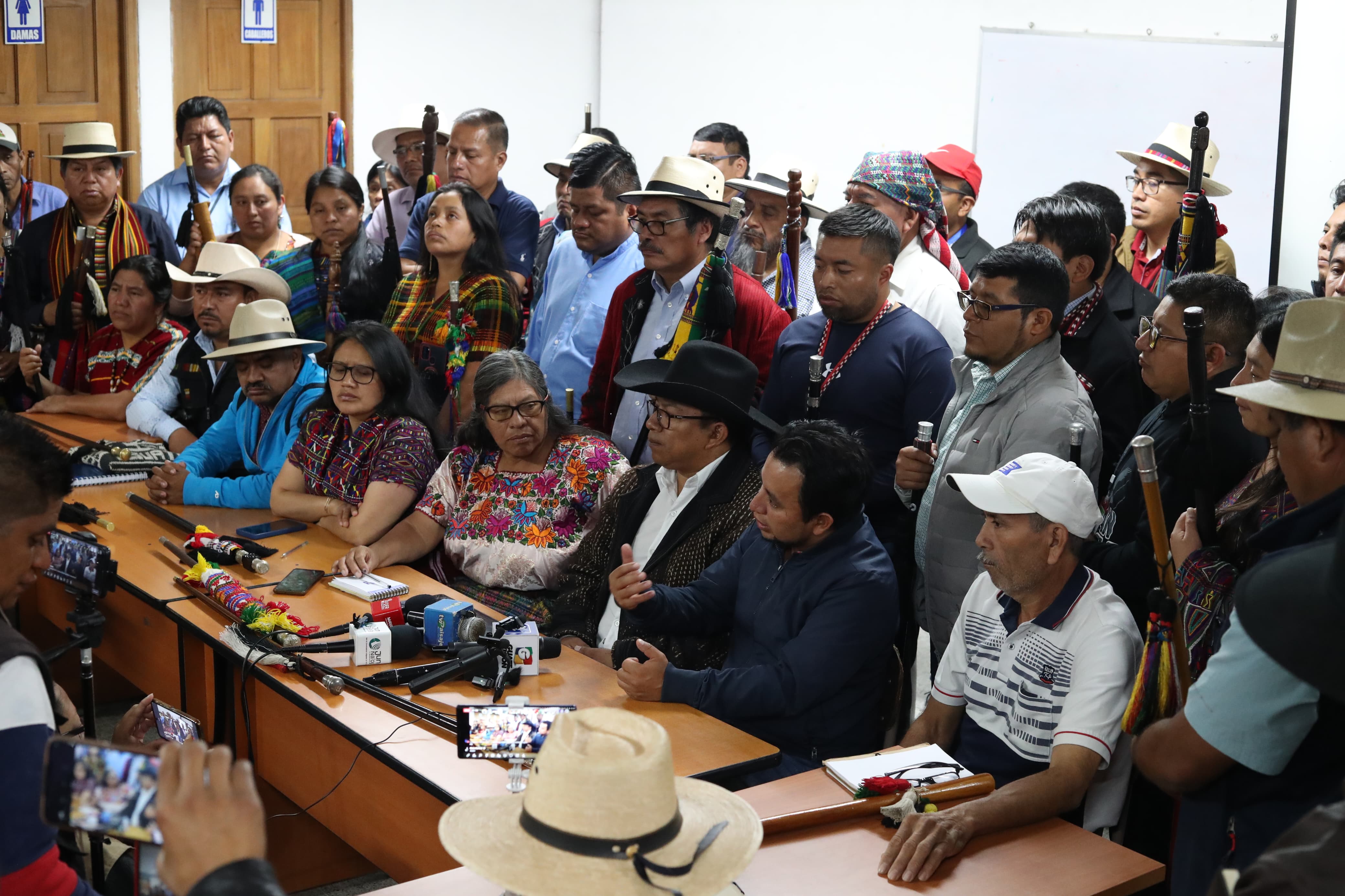 Líderes de organizaciones indígenas en conferencia de prensa este 18 de octubre de 2023 en el que señalan que continuarán acciones hasta lograr la renuncia de la fiscal general, Consuelo Porras. (Foto Prensa Libre: Esbin García)