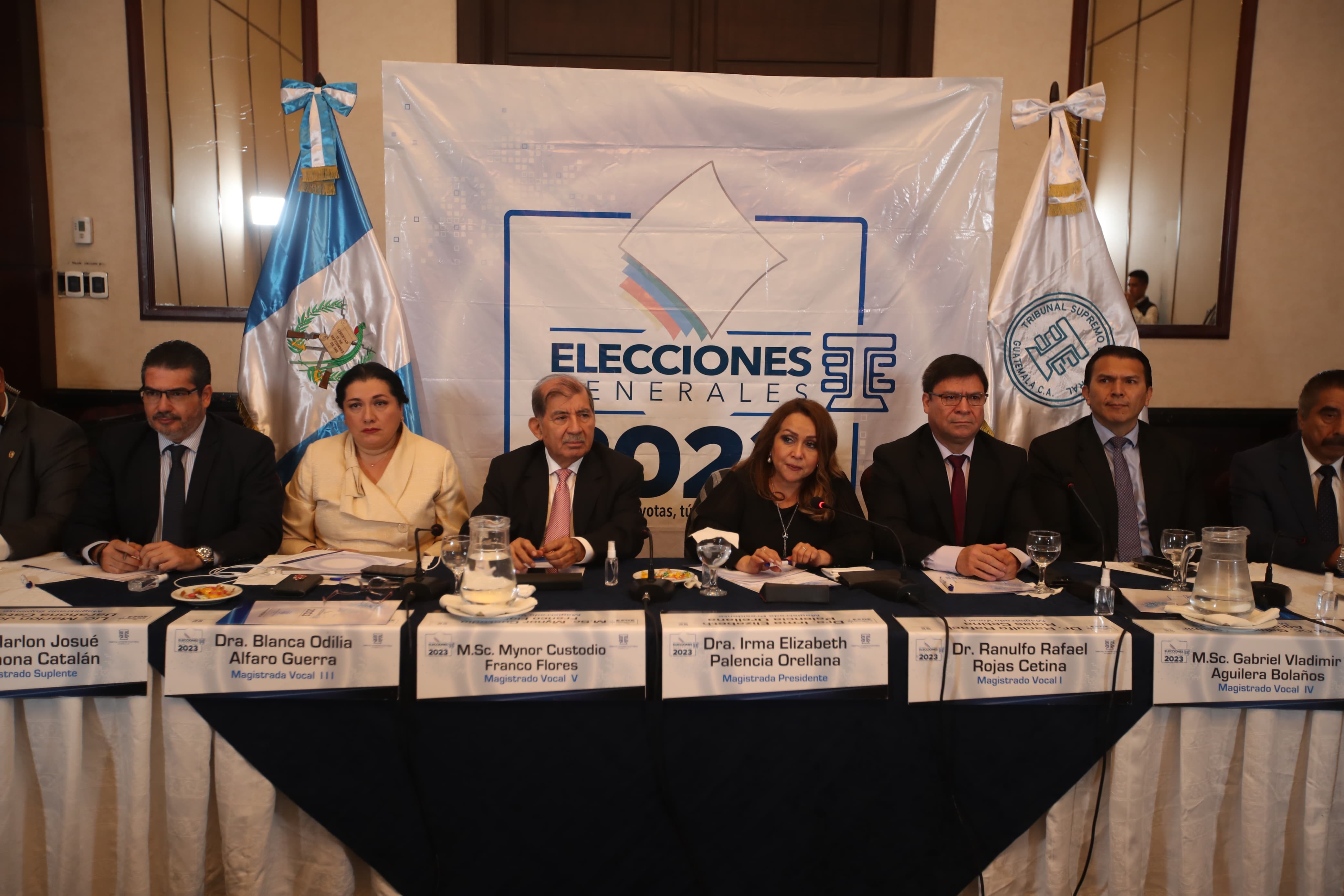 Magistrados del TSE en una reunión con fiscales de partidos políticos este 5 de octubre de 20223. (Foto Prensa Libre: María José Bonilla)