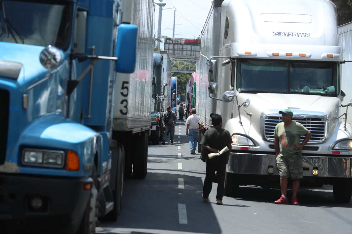El transporte de carga también quedó varado entre los bloqueos en varios puntos del país que iniciaron el 2 de octubre y se agudizaron el 9. (Foto, Prensa Libre: Hemeroteca PL).