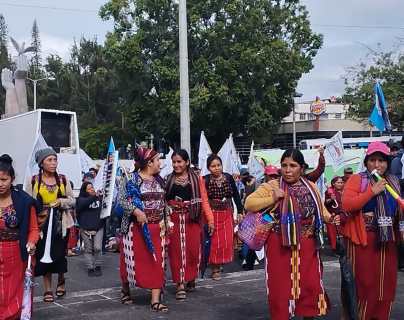 Manifestaciones en Guatemala: integrantes de comunidades en resistencia participan en caminata en el centro de la capital