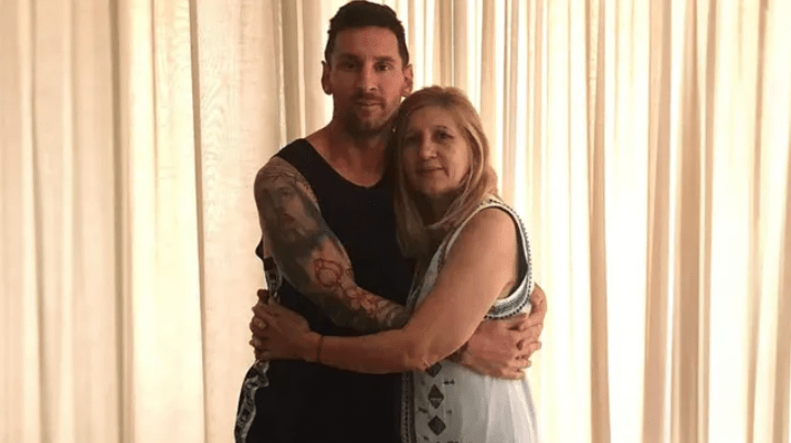 Messi aprovechó que la concentración de la Selección para viajar a Rosario y visitar a su mamá para celebrar el Día de las Madres. (Foto Prensa Libre: Redes Sociales)