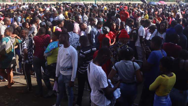 Caos en la frontera sur de México por la llegada de miles de migrantes desde Guatemala