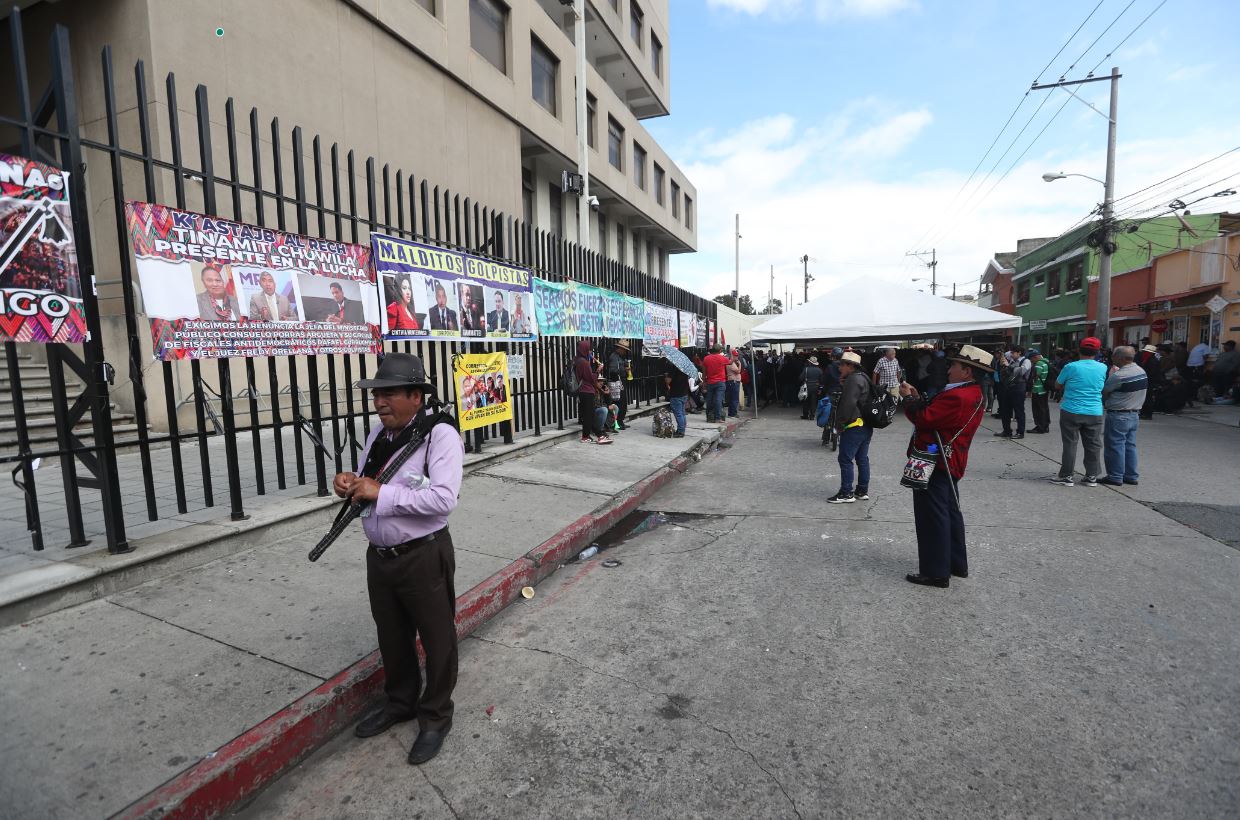 Manifestación frente a la sede central del MP en la capital de Guatemala. (Foto Prensa Libre: Érick Ávila)