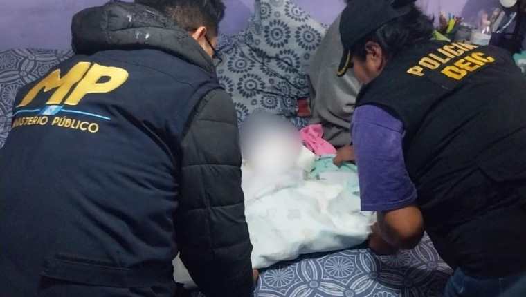 Agentes de la PNCy fiscales del MP rescataron a la bebÃ© que habÃ­a sido sustraÃ­da del Hospital San Juan de Dios el 7 de octubre. Fue ubicada en la zona 21 de la capital. (Foto Prensa Libre: PNC)