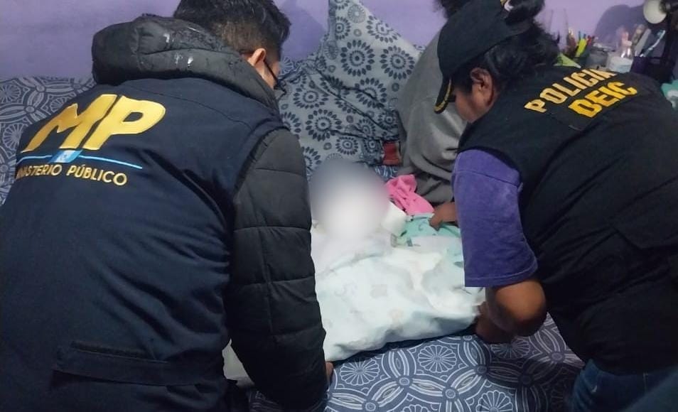 Agentes de la PNCy fiscales del MP rescataron a la bebé que había sido sustraída del Hospital San Juan de Dios el 7 de octubre. Fue ubicada en la zona 21 de la capital. (Foto Prensa Libre: PNC)