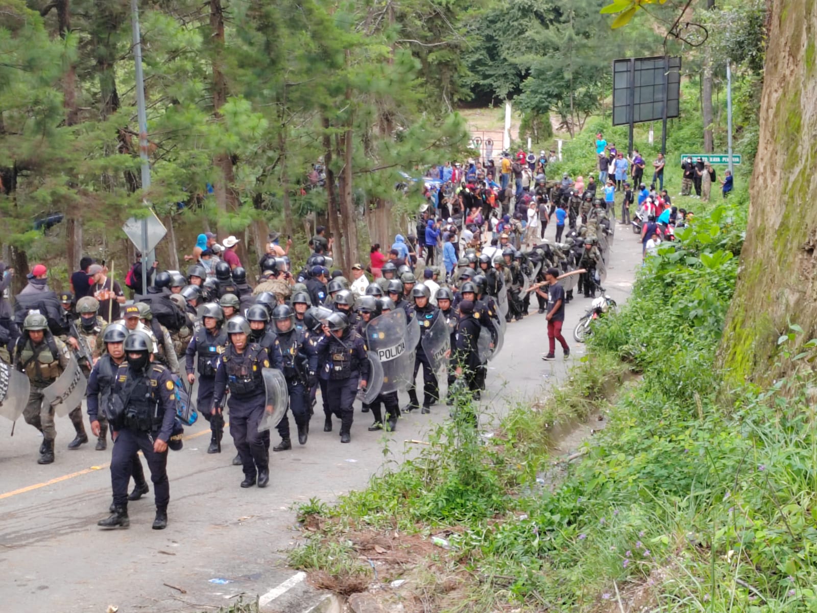 La planta de Pixcayá fue ocupada ayer por manifestantes y obligaron a que se retiraran las fuerzas de seguridad.(Foto Prensa Libre)