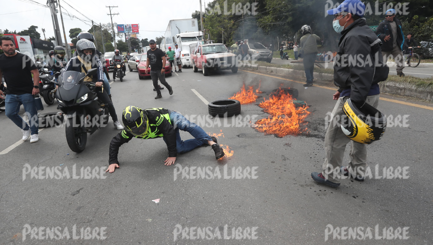 Una persona estuvo a punto de quemarse durante la tensión en el bloqueo en el km 16 de la ruta a El Salvador. (Foto Prensa Libre: Erick Ávila) 