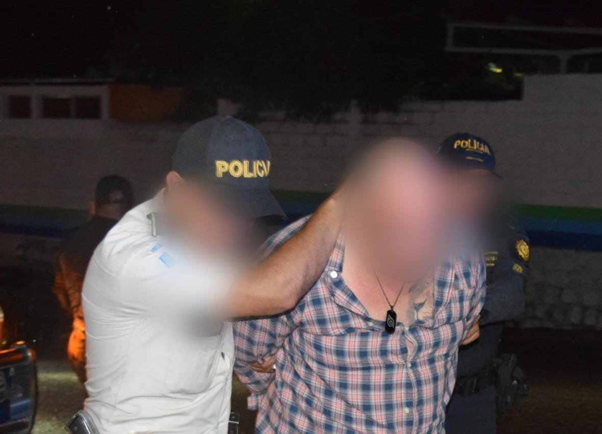 Uno de los dos hombres capturados en Zacapa, luego de ignorar el alto en un puesto de registro y disparar contra agentes de la PNC durante su intento de huida. (Foto Prensa Libre: PNC)