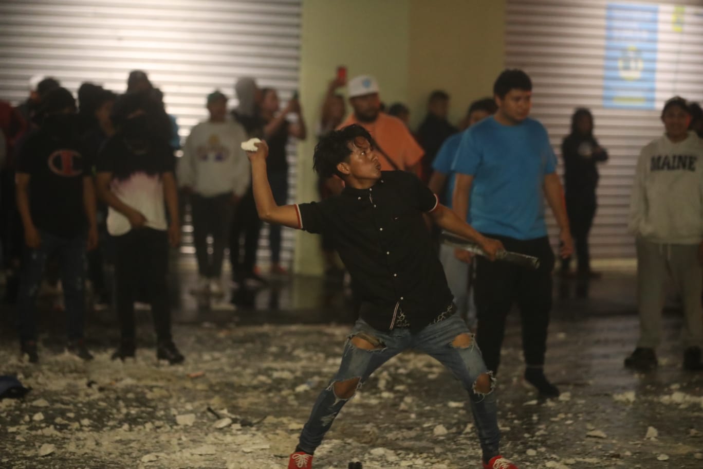 La PNC asegura que infiltrados desataron actos violentos en la Plaza Central durante las manifestaciones de este 9 de octubre. Destruyeron propiedades municipales. (Foto Prensa Libre: Juan Diego González)