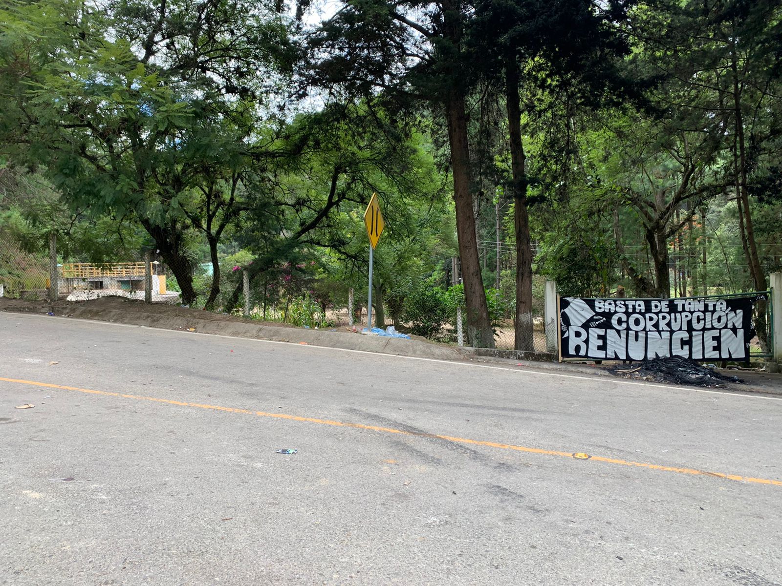 Pobladores liberan de "buena fe" la presa El Tesoro. (Foto Prensa Libre: Emmy Sánchez)