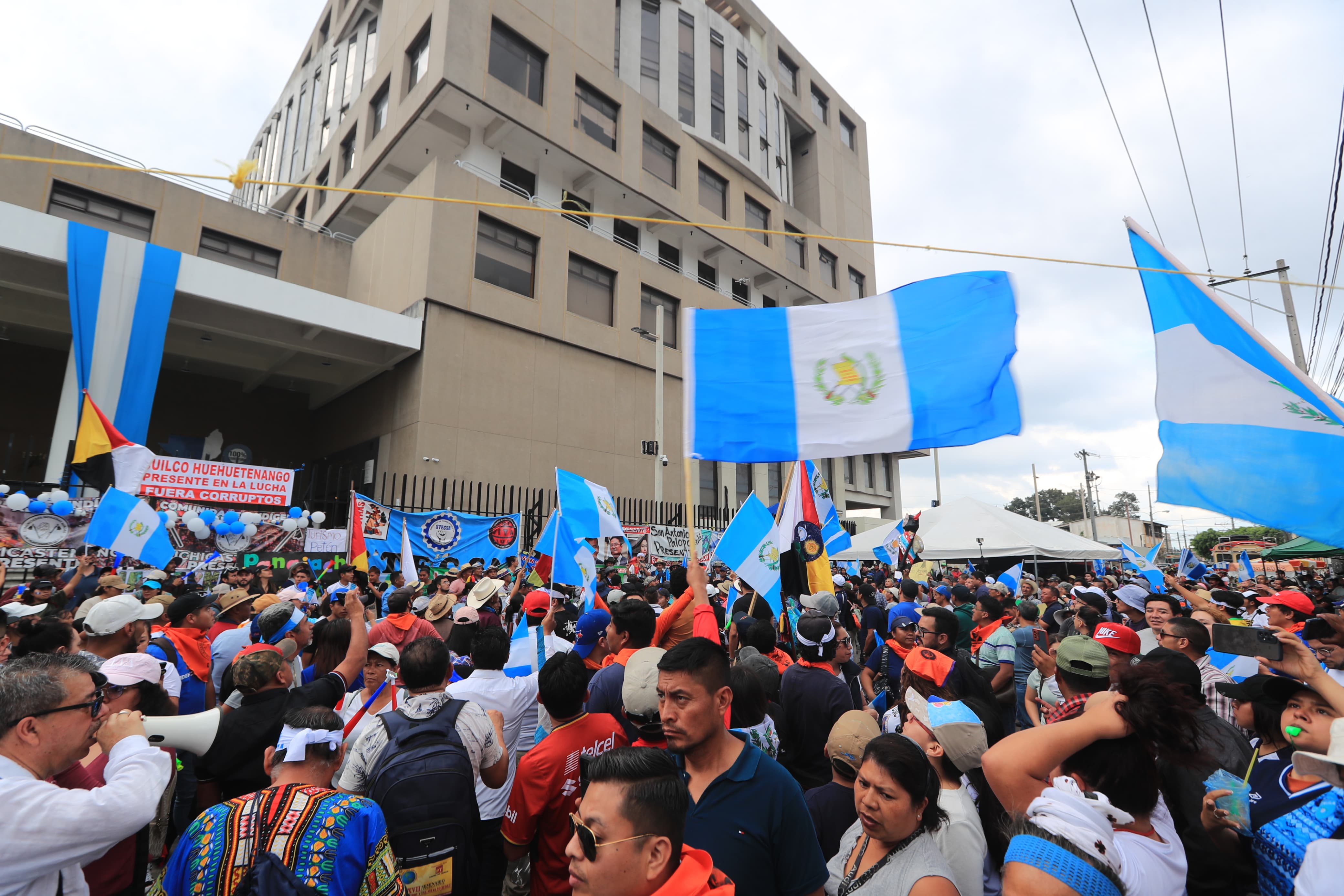 Manifestantes se reúnen de nuevo este sábado en la sede del MP para pedir la renuncia de Consuelo Porras. (Foto Prensa Libre: 