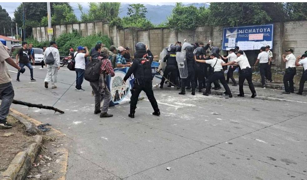 Agentes de la PNC y manifestantes se enfrentaron en e kilómetro 37 de la ruta al Pacífico. Las autoridades intentan liberar el paso en esa carretera. (Foto Prensa Libre: PNC).
