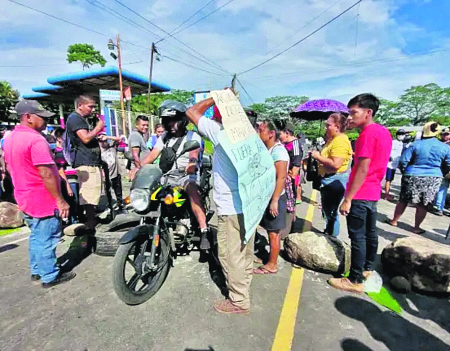 Los reportes de extorsiones a cambio de dejar pasar a motoristas y automovilistas han sido constantes, según la PNC. (Foto: Prensa Libre)