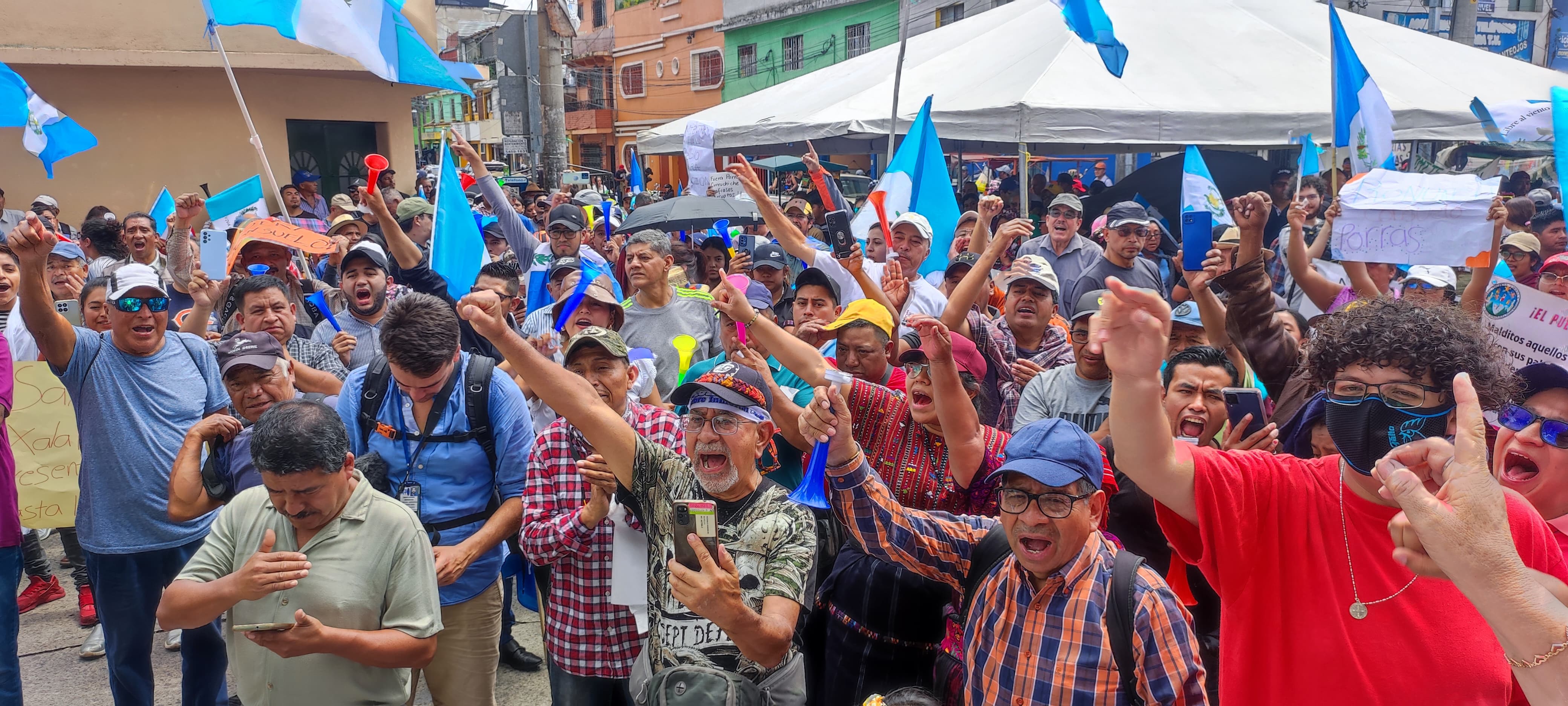 Cientos de personas se han apostado afuera de la sede central del Ministerio Público en el barrio Gerona, zona 1 de la Ciudad de Guatemala. Exigen la renuncia de la fiscal general, Consuelo Porras. (Foto Prensa Libre: Byron Rivera).