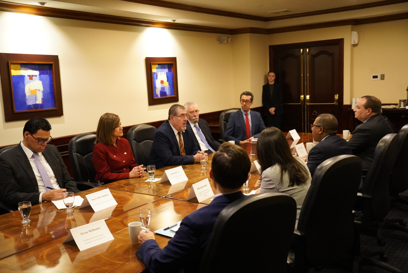 Binomio electo y equipo de trabajo se reunieron este 24 de octubre con el subsecretario de estado de Estados Unidos, Brian A. Nichols. (Foto Prensa Libre: cortesía Semilla).