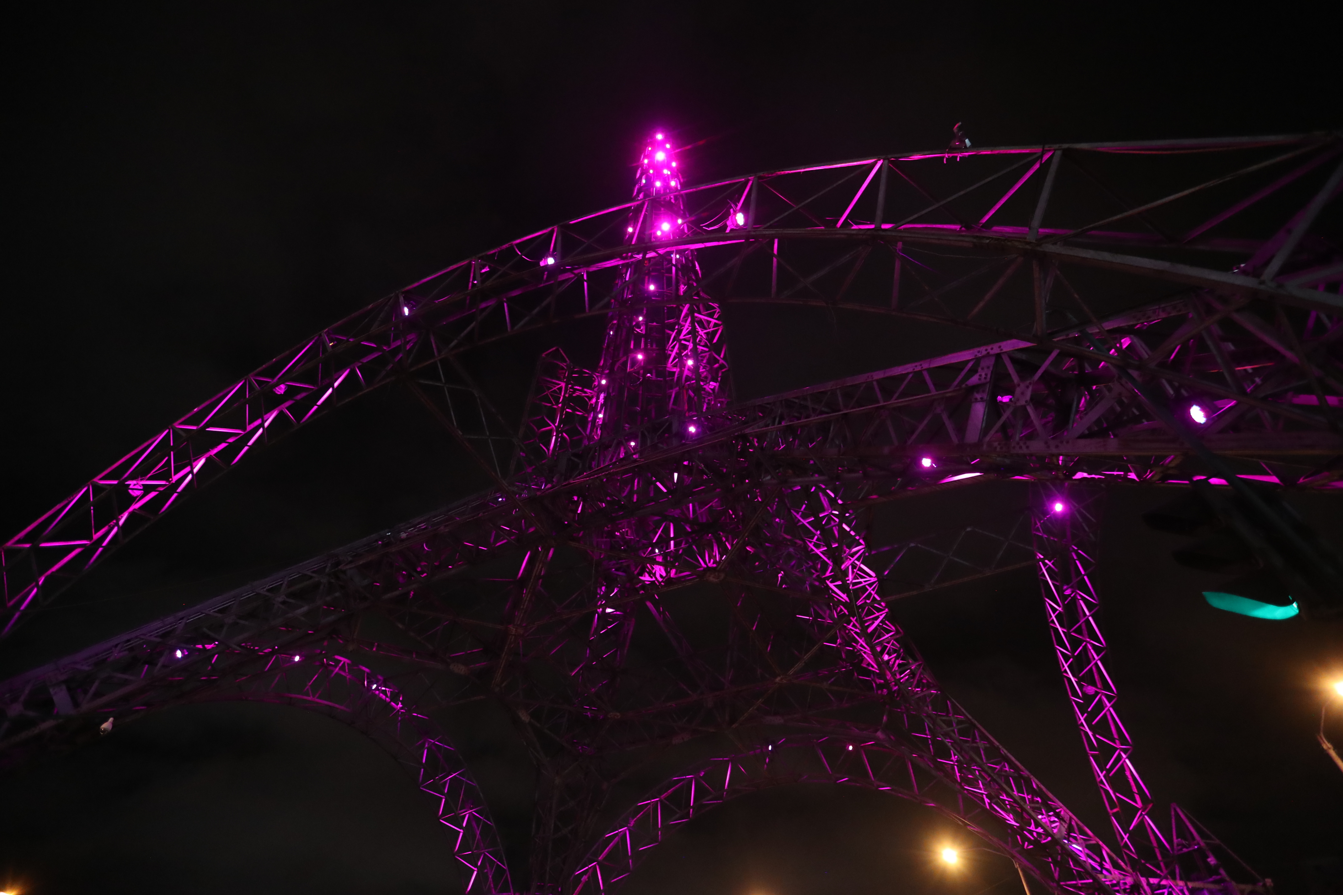 Torre del Reformador se ilumina de rosa por conmemoración del Día Mundial contra el cáncer de mama. (Foto Prensa Libre: Byron Rivera)