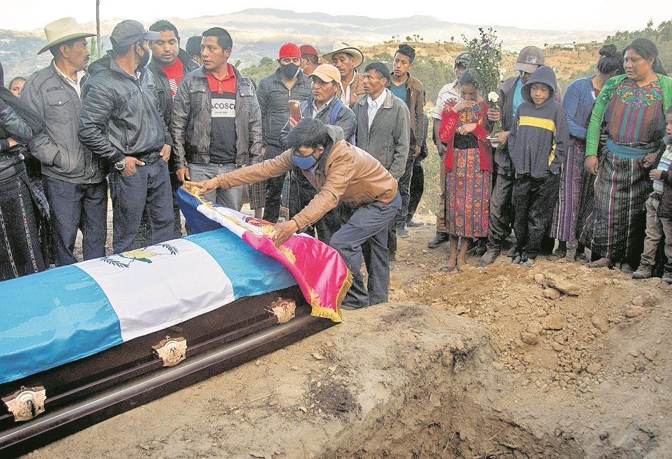 La masacre de Camargo, Tamaulipas, dejó 16 migrantes guatemaltecos muertos. Una entierro en Comitancillo, San Marcos, de donde era la mayoría de las víctimas. (Foto Prensa Libre: Hemeroteca PL