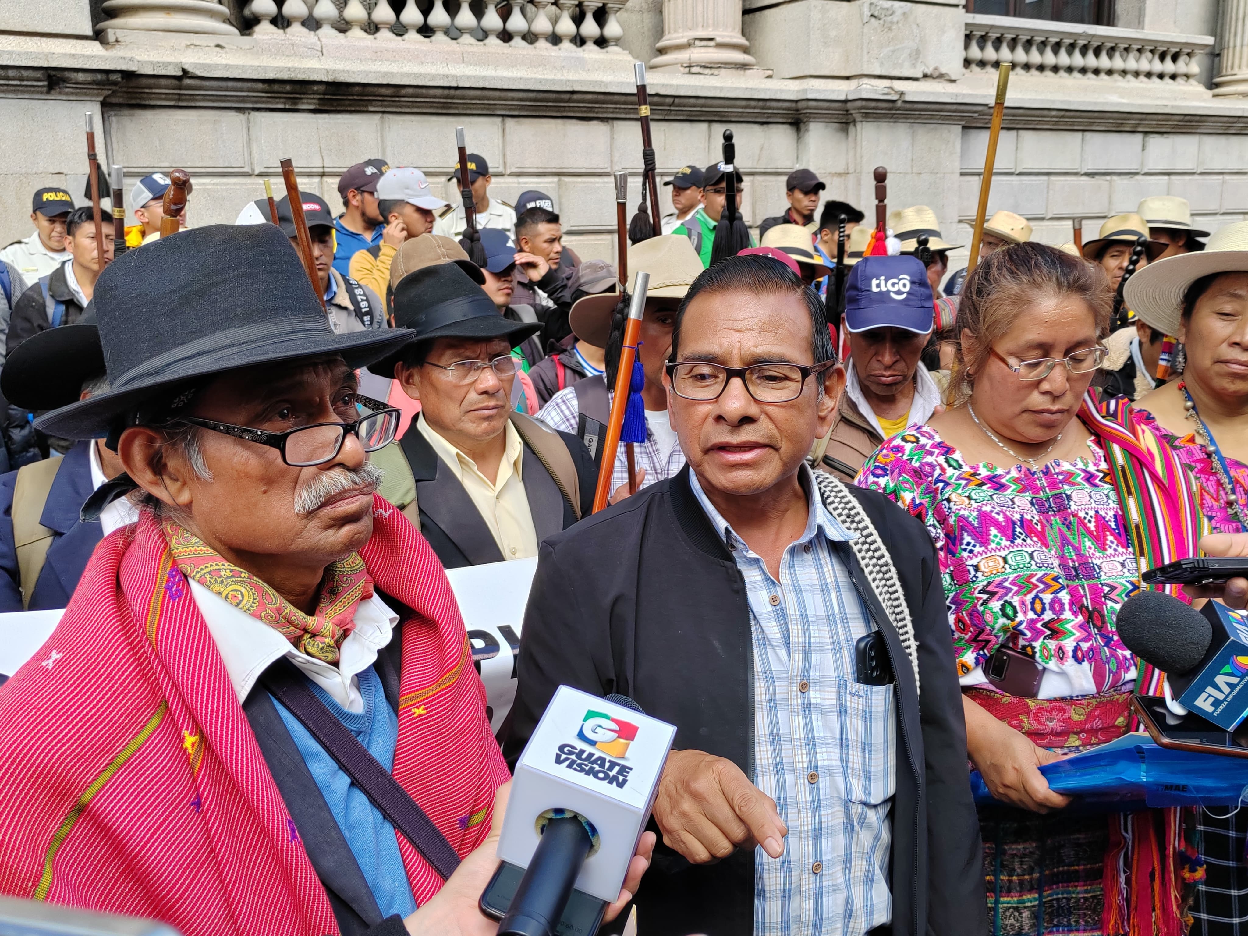 Autoridades indígenas de Tecpán Guatemala, Chimaltenango, llegan al Congreso para presentar una iniciativa para reformar la Ley Orgánica del MP y así se pueda destituir a los jefes del MP. (Foto Prensa Libre: Byron Rivera)