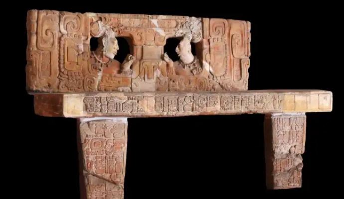 El Trono I de la ciudad maya Yok'ib fue encontrado en el sitio arqueológico Piedras Negras en 1932. Desde la década de 1940 ha permanecido en las instalaciones del Munae. (Foto Prensa Libre: Cortesía MCD)