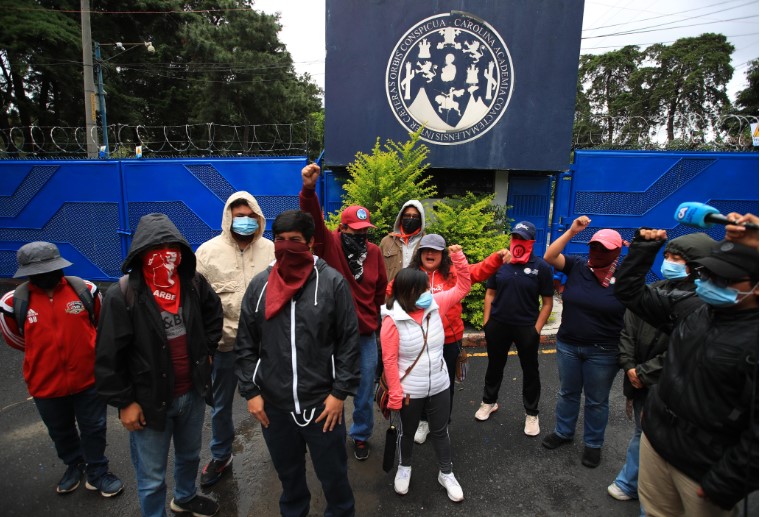Grupo de estudiantes brindan conferencia de prensa frente a la Usac. (Foto Prensa Libre: Carlos Hernández)