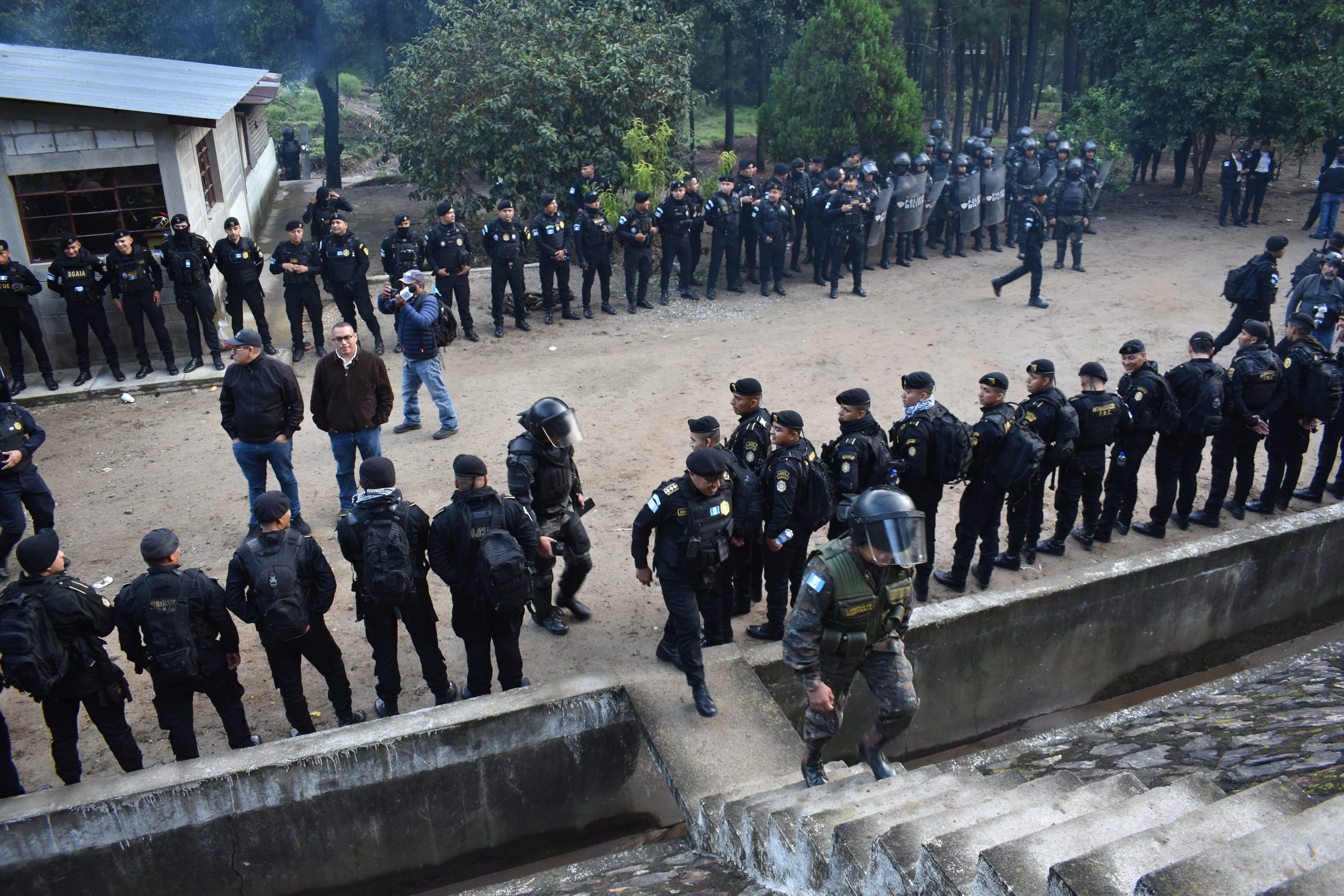 Soldados del Ejército y agentes de la PNC, con equipo antidisturbios, fueron desplegados a la planta El Tesoro, en Zaragoza, Chimaltenango. (Foto Prensa Libre: Ejército de Guatemala)