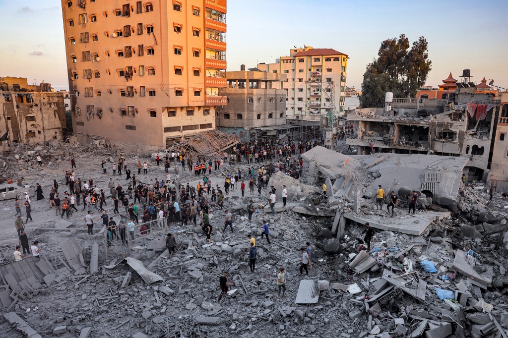 La gente busca sobrevivientes entre los escombros luego de un bombardeo al sur de Gaza. (Foto Prensa Libre: AFP) 