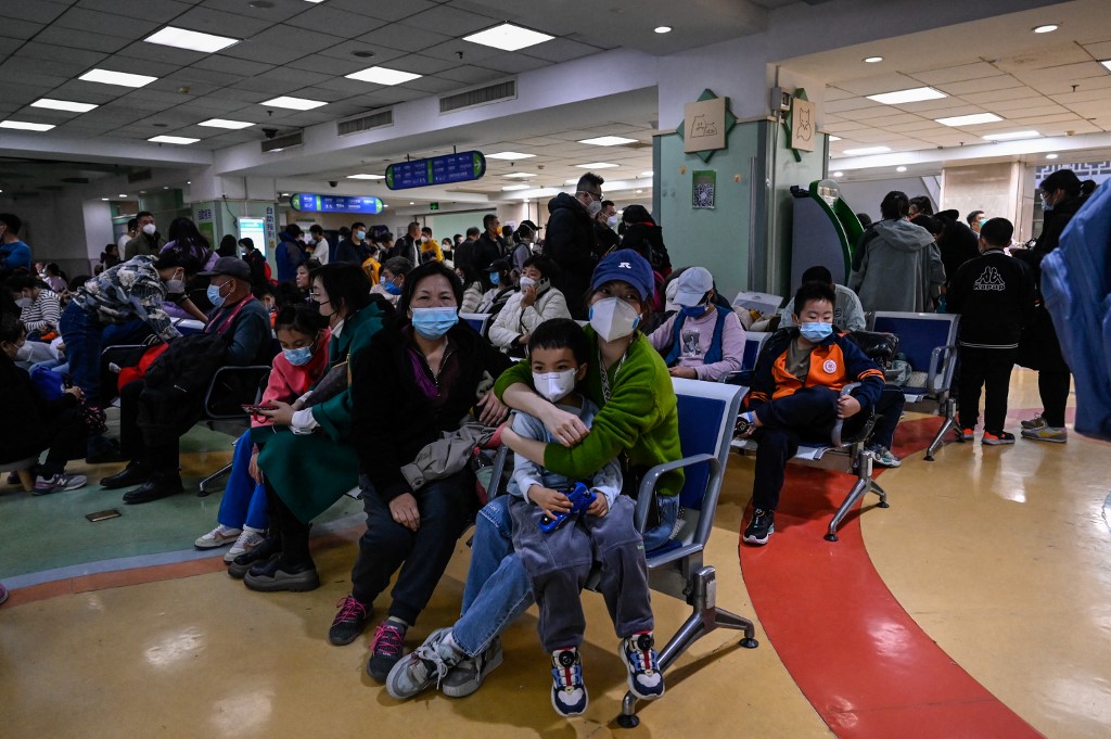 Decenas de niños han sido llevados por sus padres debido a un aumento de casos de enfermedades respiratorias al norte de China.