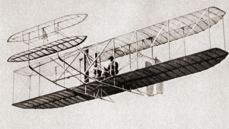 El primer vuelo humano controlado, propulsado y sostenido, el 17 de diciembre de 1903, en Carolina del Norte, realizado por los hermanos Wright. 
