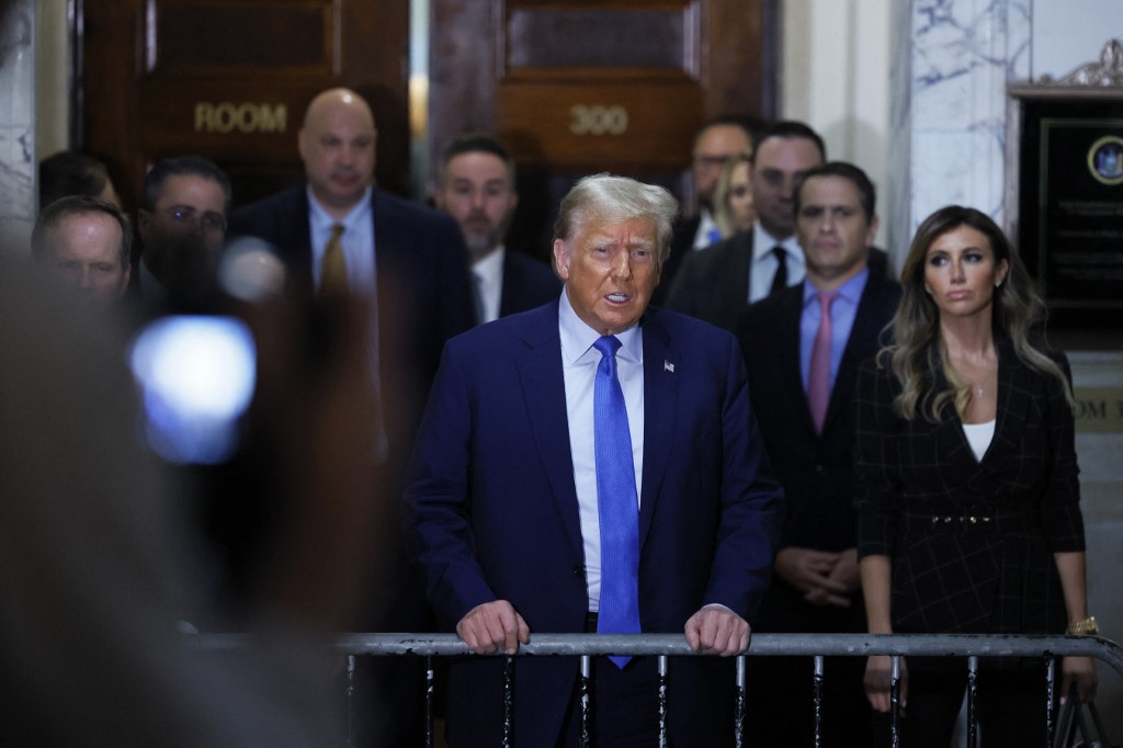 Donald Trump da declaraciones luego de defenderse en un juicio civil. (Foto Prensa Libre: AFP)